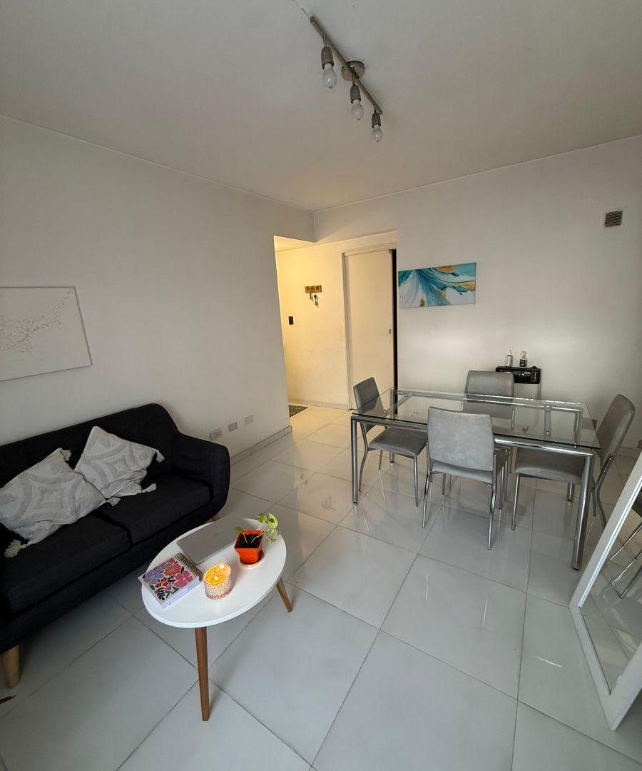 Foto de HERMOSO DEPARTAMENTO 2 AMBIENTES PLANTA BAJA AL FRENTE CON PATIO., imagen 3