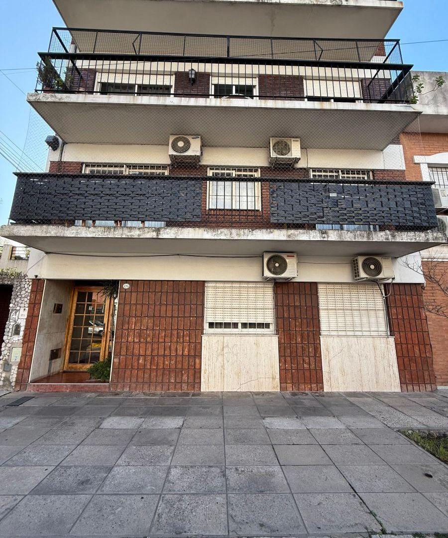 Foto de HERMOSO DEPARTAMENTO 2 AMBIENTES PLANTA BAJA AL FRENTE CON PATIO., imagen 2