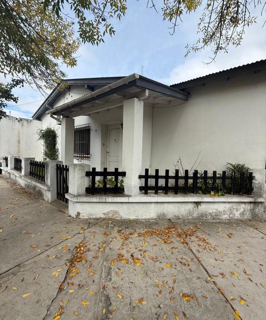 Casa en alquiler ubicada sobre calle Alem al 700, en San Fernando, Buenos Aires.