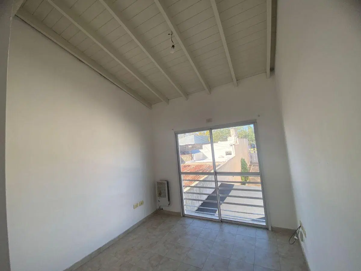 Triplex Tipo Casa de 4 Amb. C/cochera 5