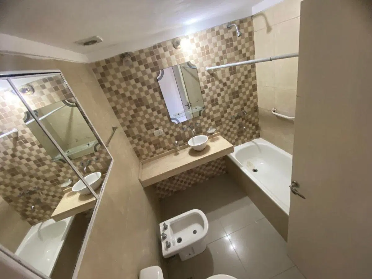 Hermoso Semi - Piso de 3 Amb. Al Fte. C/cochera 2