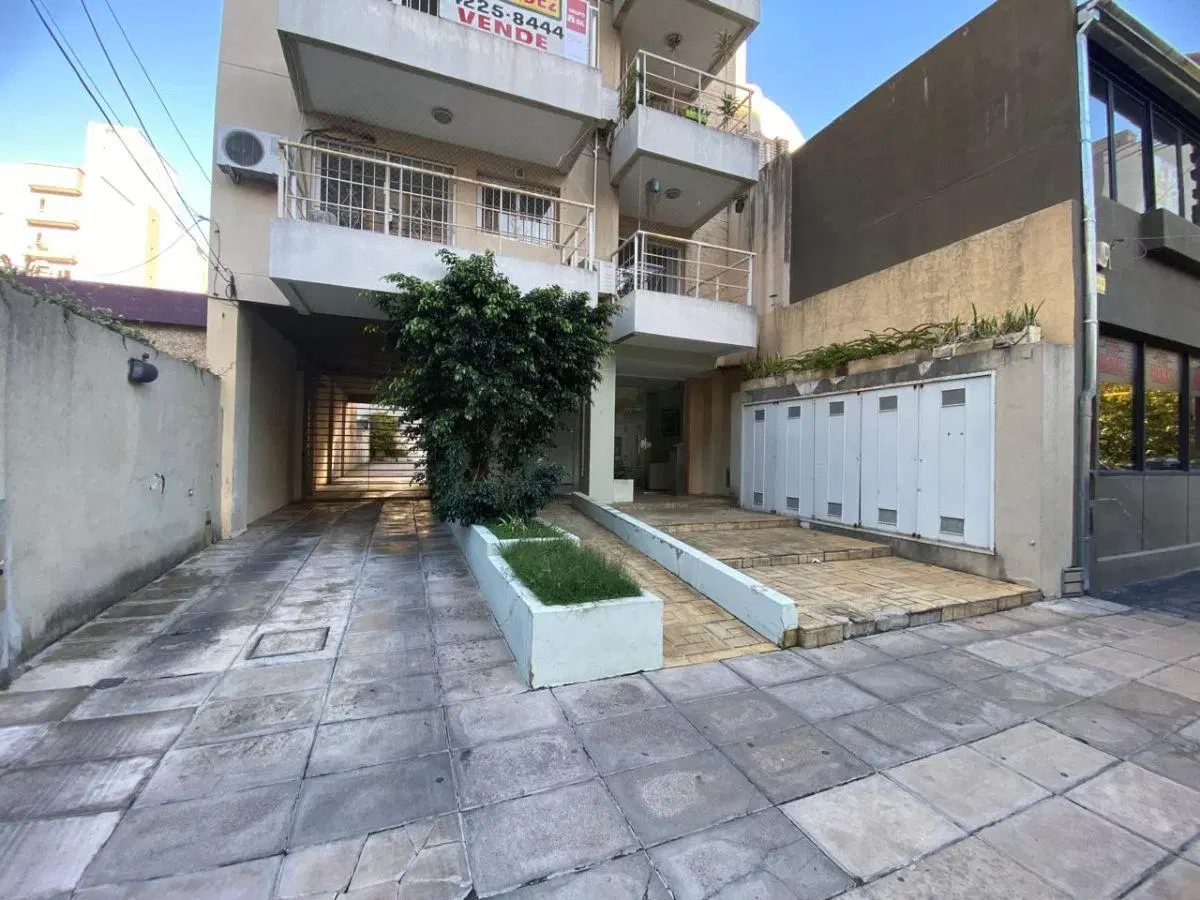 Hermoso Semi - Piso de 3 Amb. Al Fte. C/cochera 4