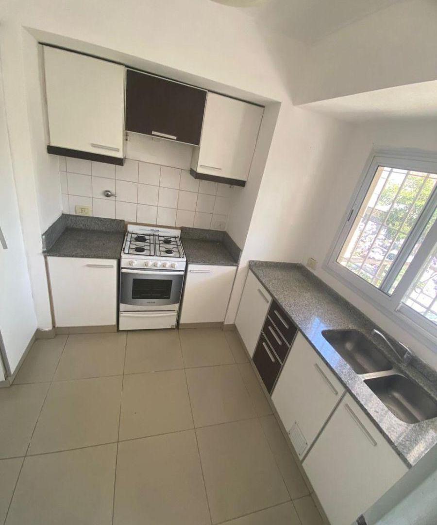 Foto de Hermoso Semi - Piso de 3 Amb. Al Fte. C/cochera, imagen 2