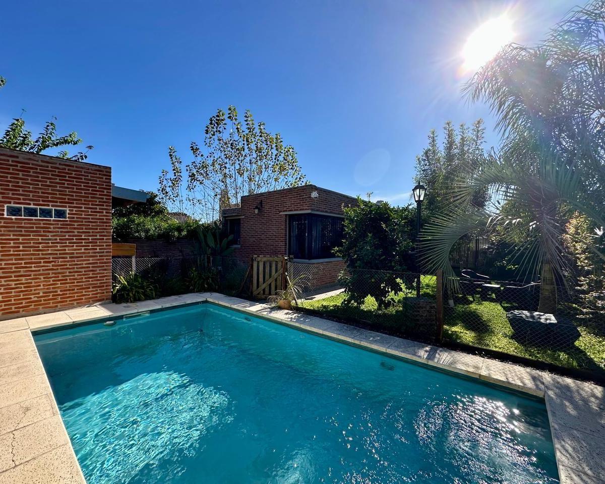 Impecable casa en venta en Barrio semicerrado - APTA CREDITO ID 5717