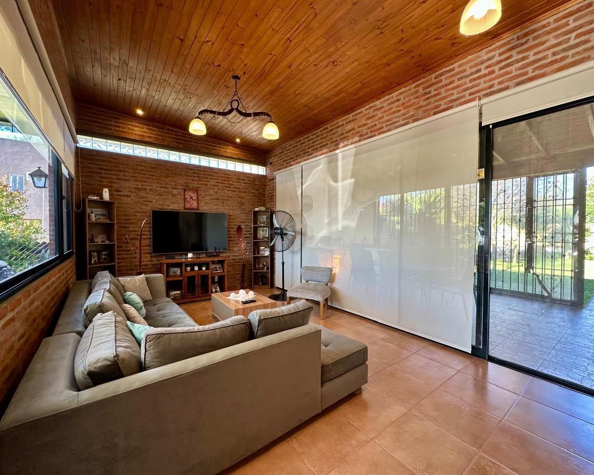 Foto de Impecable casa en venta en Barrio semicerrado - APTA CREDITO ID 5717, imagen 2