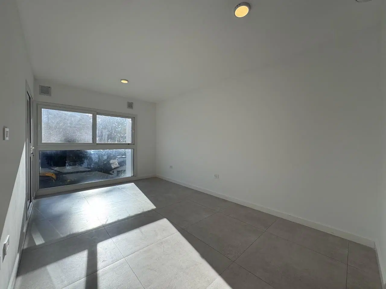 Departamento con cochera en  alquiler en Altos Las Casuarinas - ID 5385 2