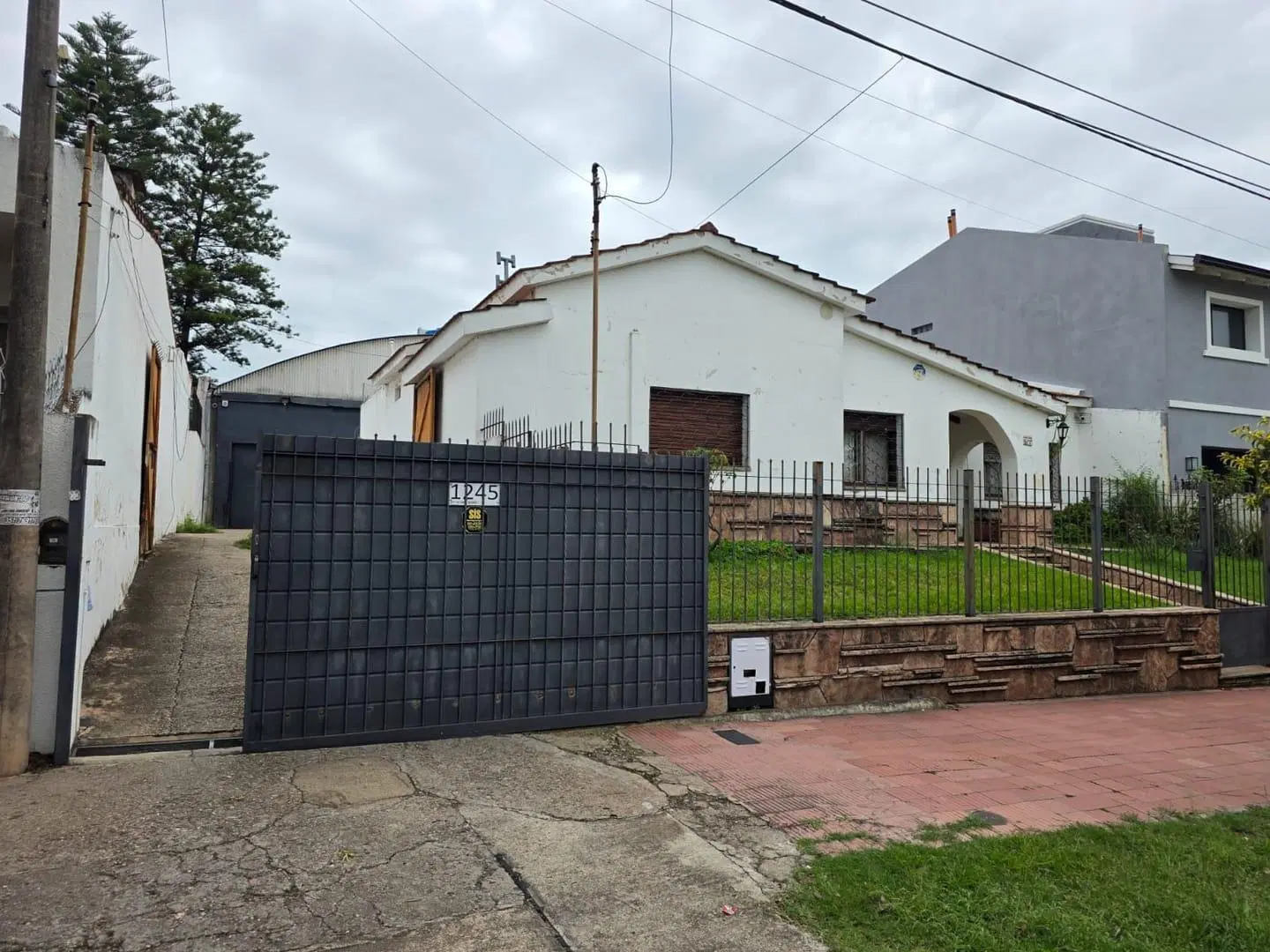 Venta de Chalet y Galpón Barrio Juniors. Recibo Dpto en Gral Paz 2 dorm y Cochera de mi interes.- 1