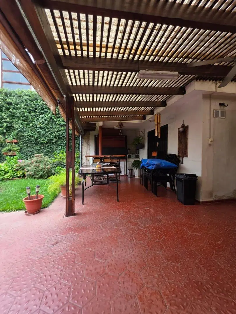 Venta de Chalet y Galpón Barrio Juniors. Recibo Dpto en Gral Paz 2 dorm y Cochera de mi interes.- 5