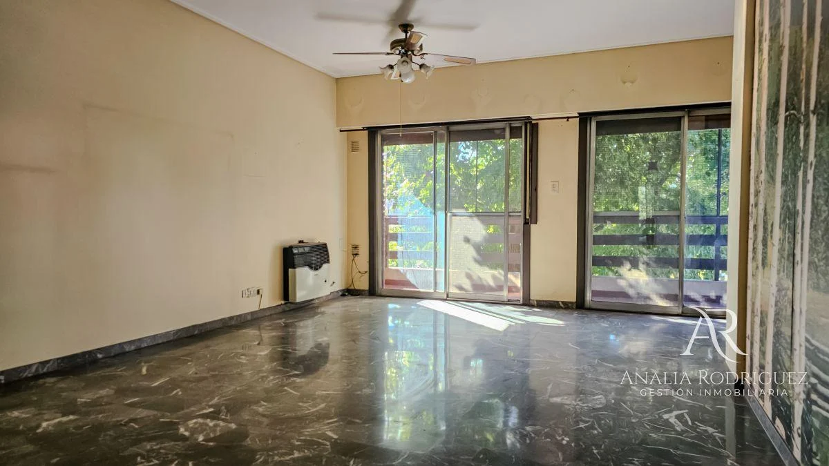 Foto de VENTA – CASA 4 AMBIENTES CON PLAY + DPTO 2 AMBIENTES - COCHERA, JARDÍN, imagen 2