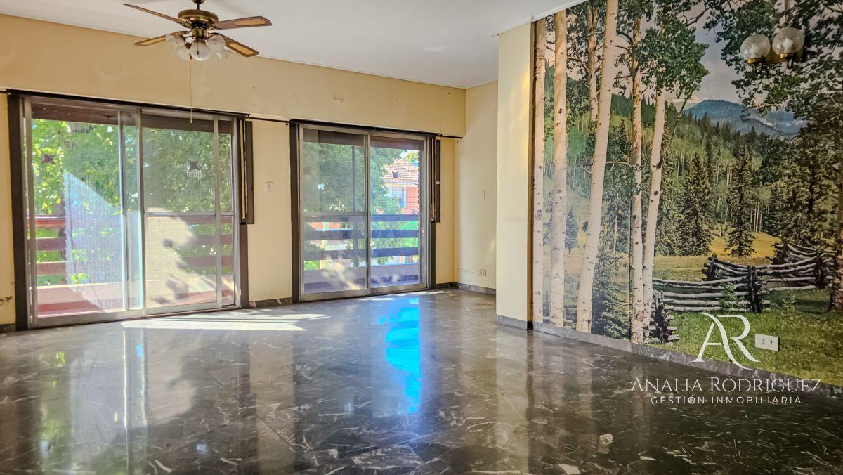 Foto de VENTA – CASA 4 AMBIENTES CON PLAY + DPTO 2 AMBIENTES - COCHERA, JARDÍN, imagen 3