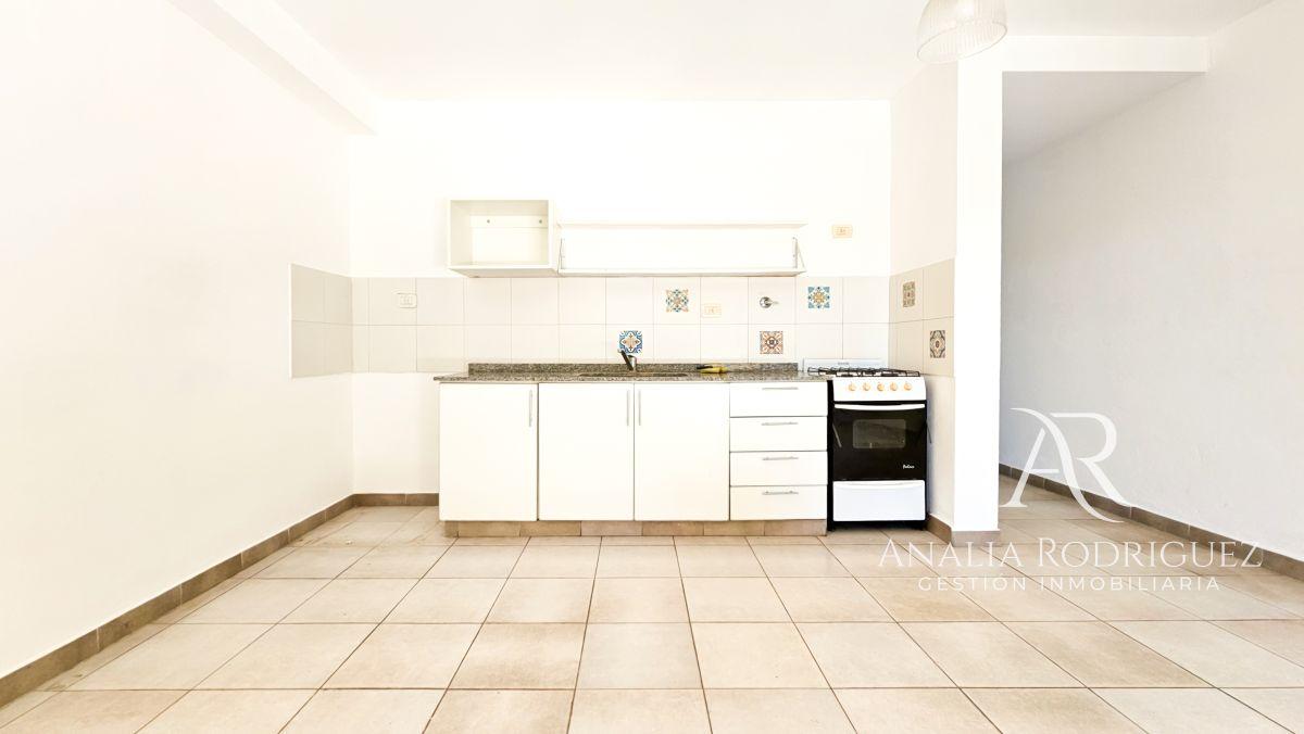 Foto de ALQUILER | DEPARTAMENTO 2 AMBIENTES CON JARDÍN, PARRILLA Y COCHERA EN, imagen 5