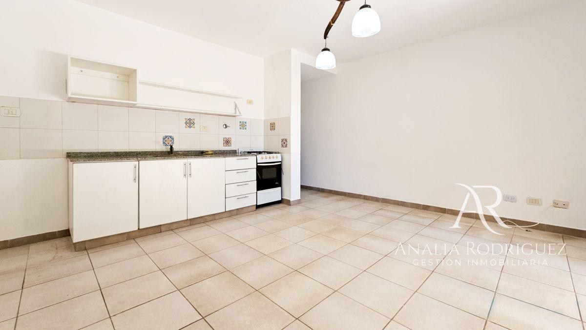 Foto de ALQUILER | DEPARTAMENTO 2 AMBIENTES CON JARDÍN, PARRILLA Y COCHERA EN, imagen 3