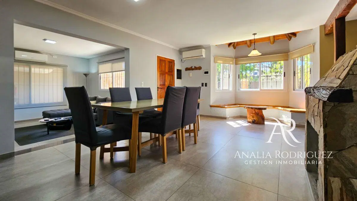 VENTA - CASA 4 AMBIENTES - LOTE DE 573 m² - PILETA, DEPENDENCIA, GRAN PARQUE Y COCHERAS – ESCOBAR 2