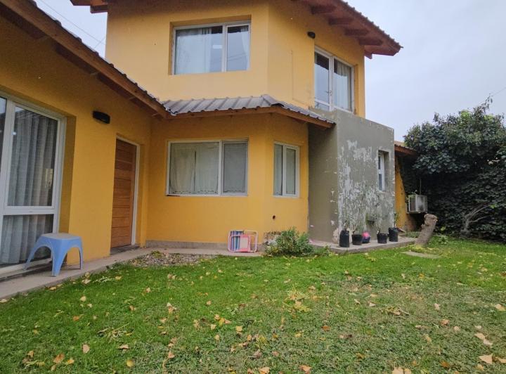 VENTA Casa en  Barrio Parque Náutico frente al rio, APTA CREDITO. 3