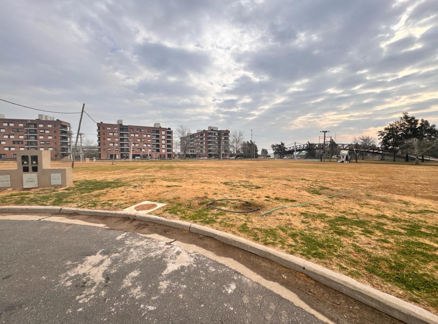 Foto de Terreno en OPORTUNIDAD Barrio Manzanas Abiertas del Jockey - Fisherton, imagen 2