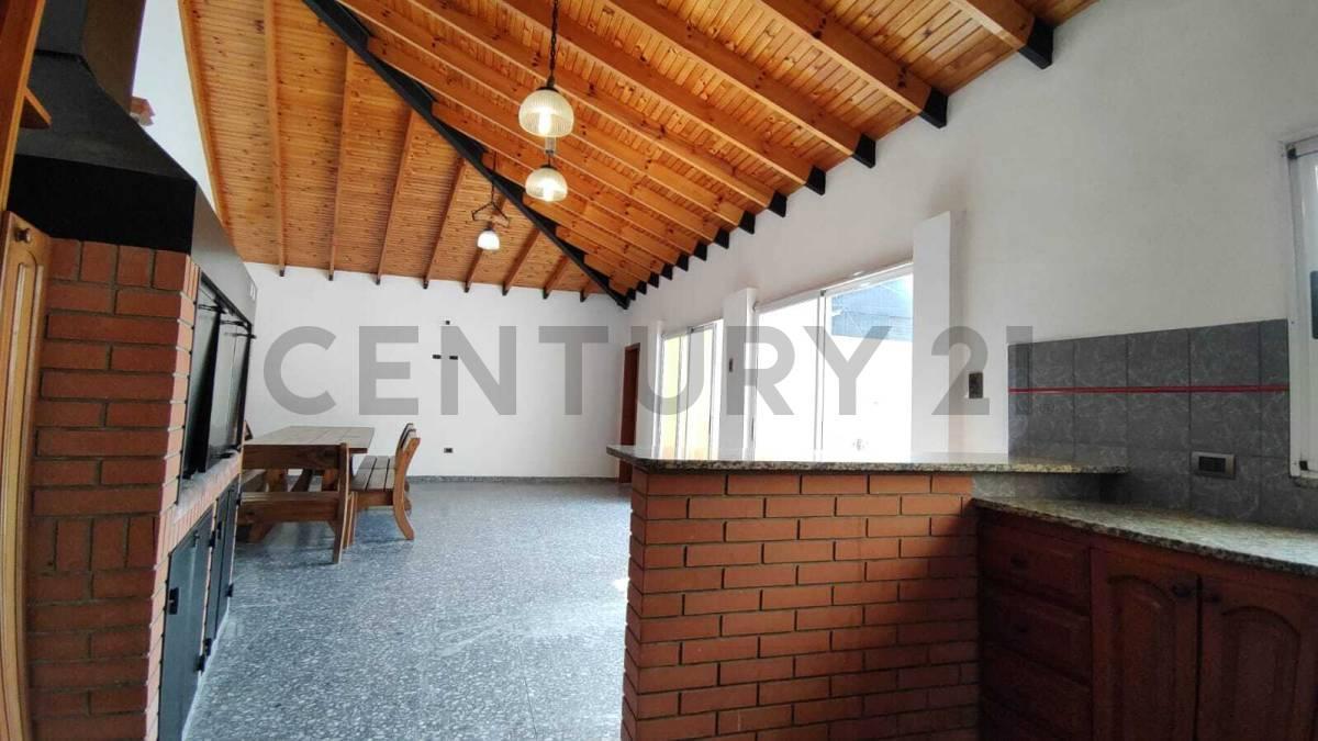 Casas en Venta en City Bell, 3 Dorm. con Pileta 3