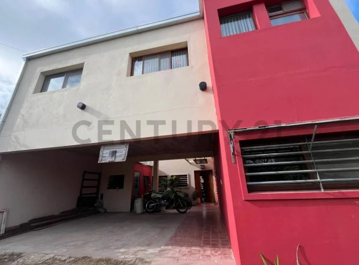 Casa en venta en Villa Castells 4 dorm, parque y cochera - 495 entre 4 & 5