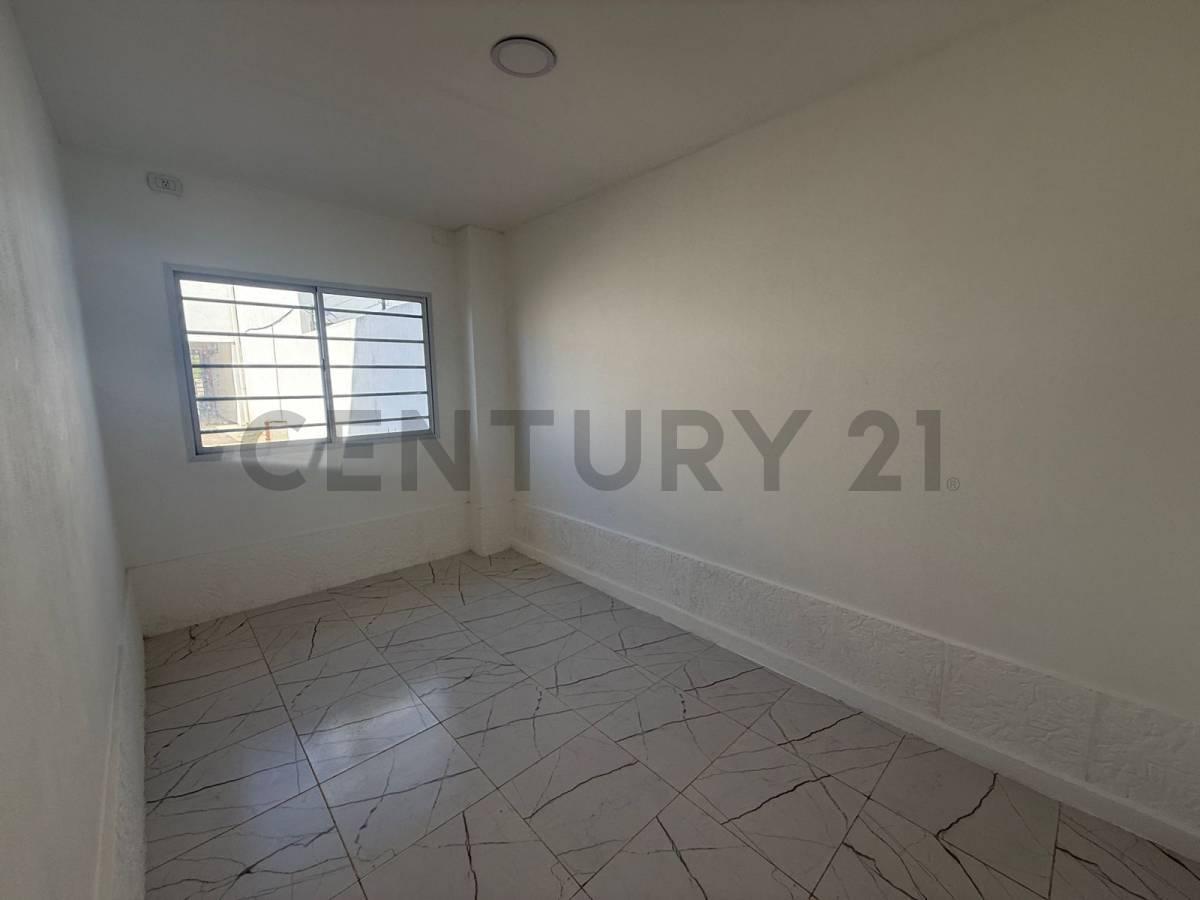 Foto de Ph en venta con pileta y cochera en San Carlos La Plata, imagen 3