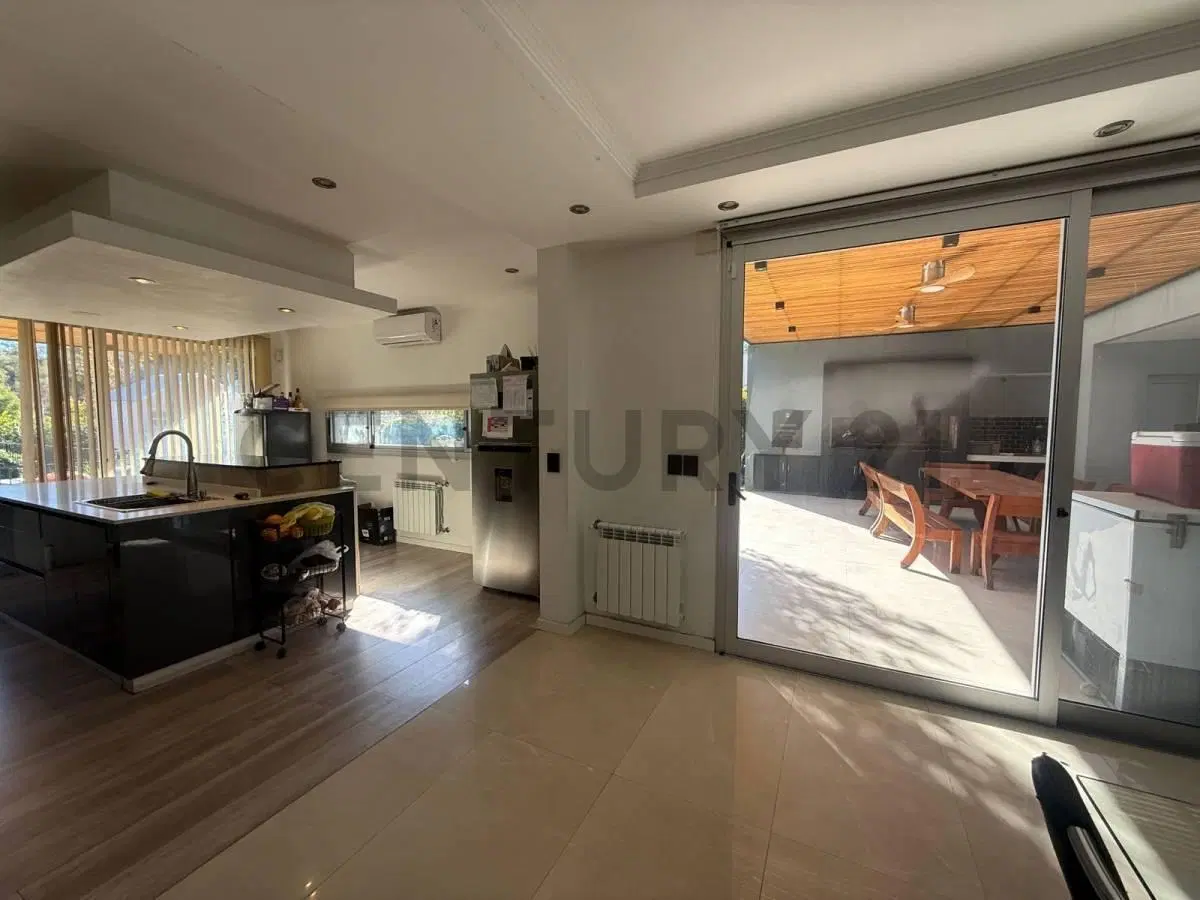 VENTA CASA DE CATEGORIA EN BARRIO LAS BANDERITAS CITY BELL 2
