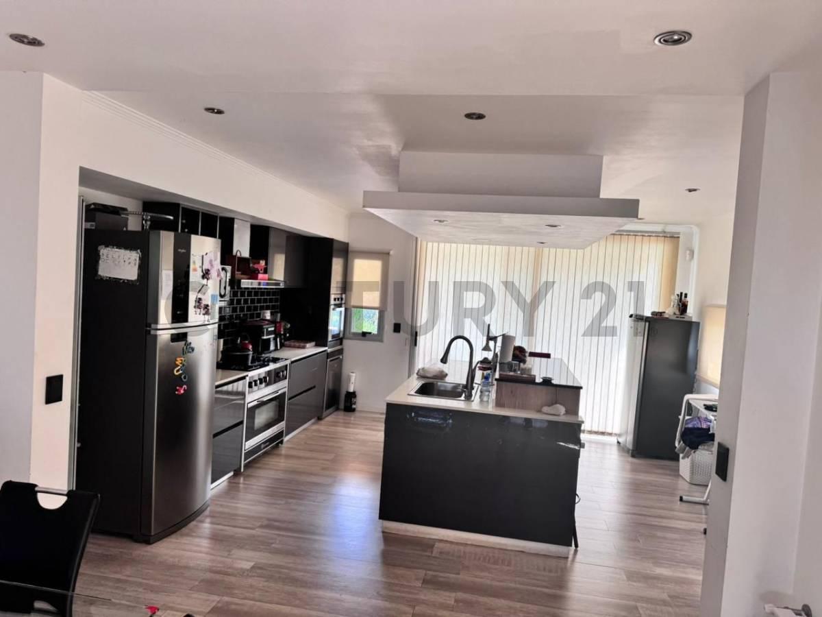 Foto de VENTA CASA DE CATEGORIA EN BARRIO LAS BANDERITAS CITY BELL, imagen 3