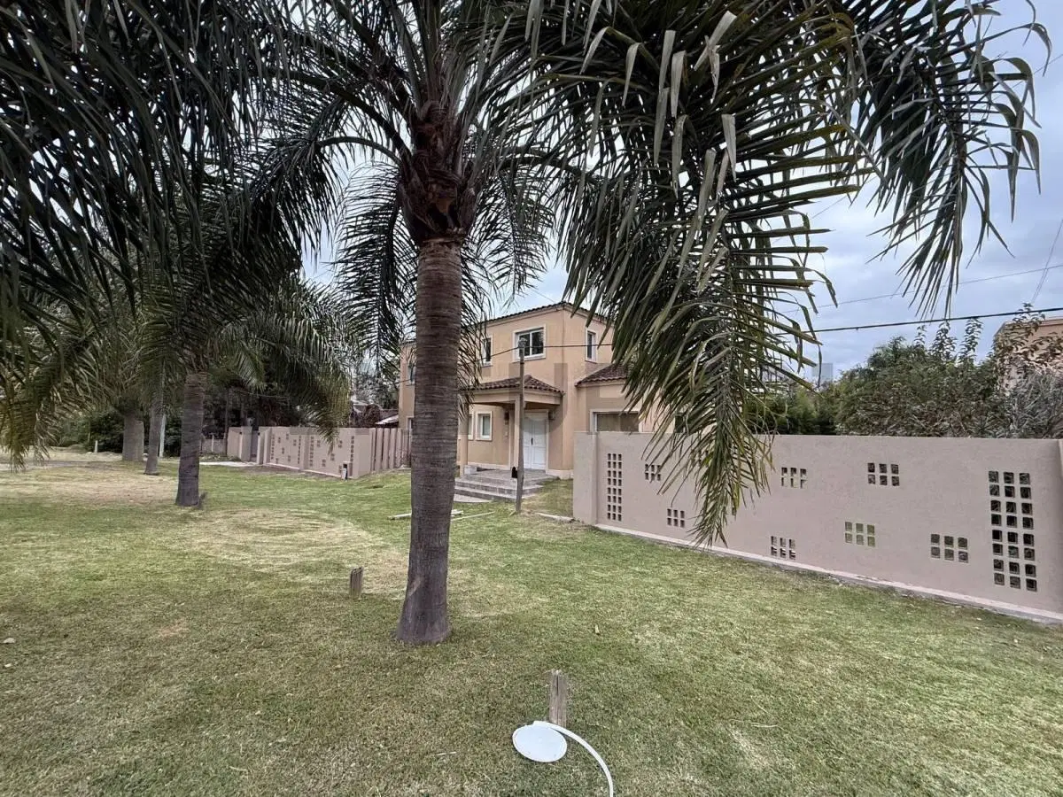 Casa en venta 4 dormitorios con pileta y parque City Bell 2