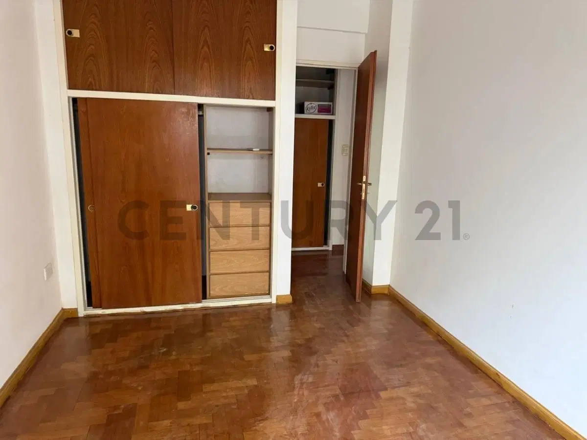 Departamento 2 dormitorios al frente con cochera 4