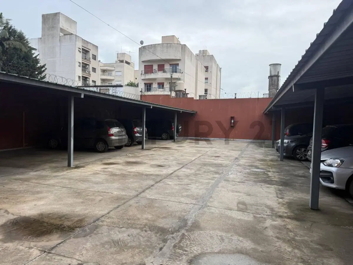 Departamento 2 dormitorios al frente con cochera 3