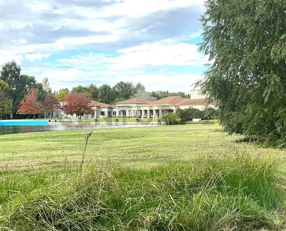 Lote en venta con fondo al lago en Miralagos I 5