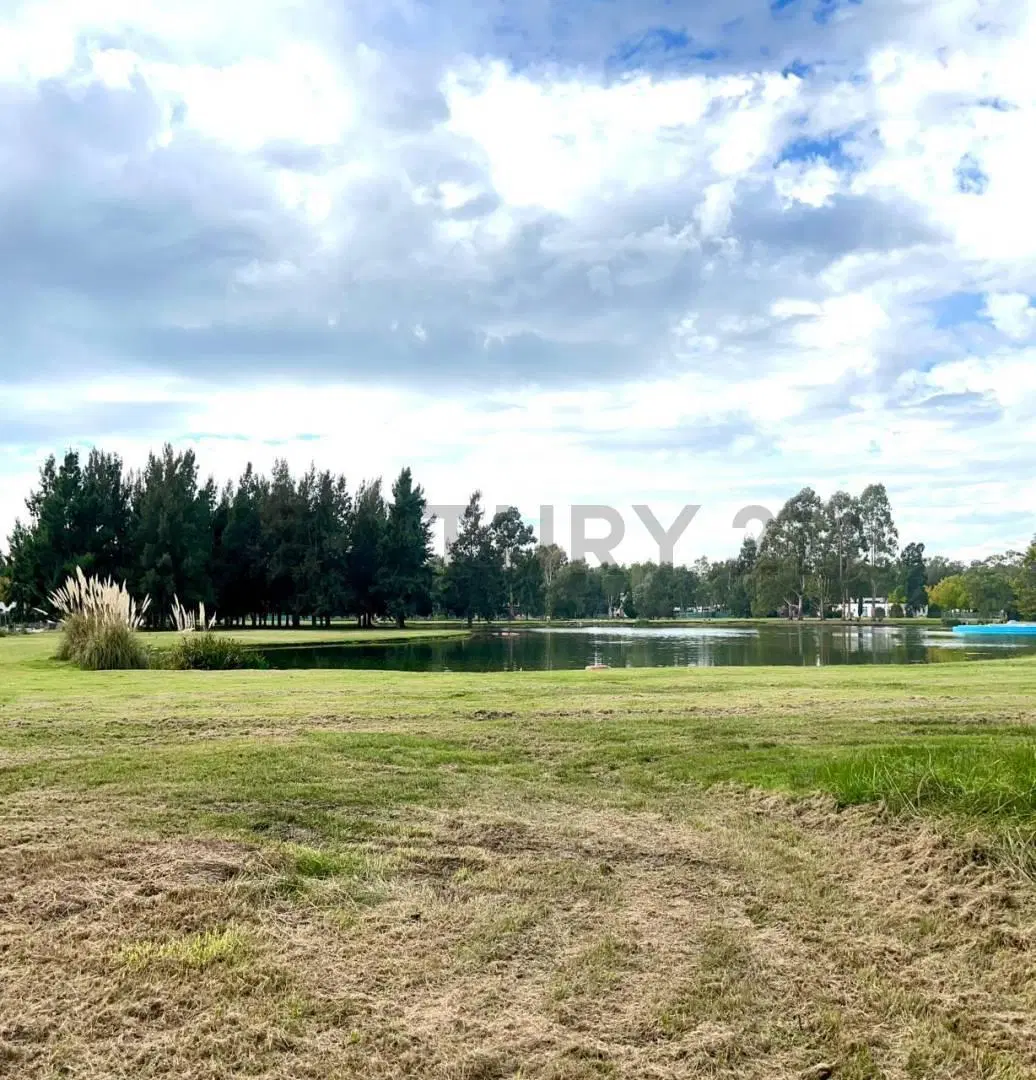Lote en venta con fondo al lago en Miralagos I 3