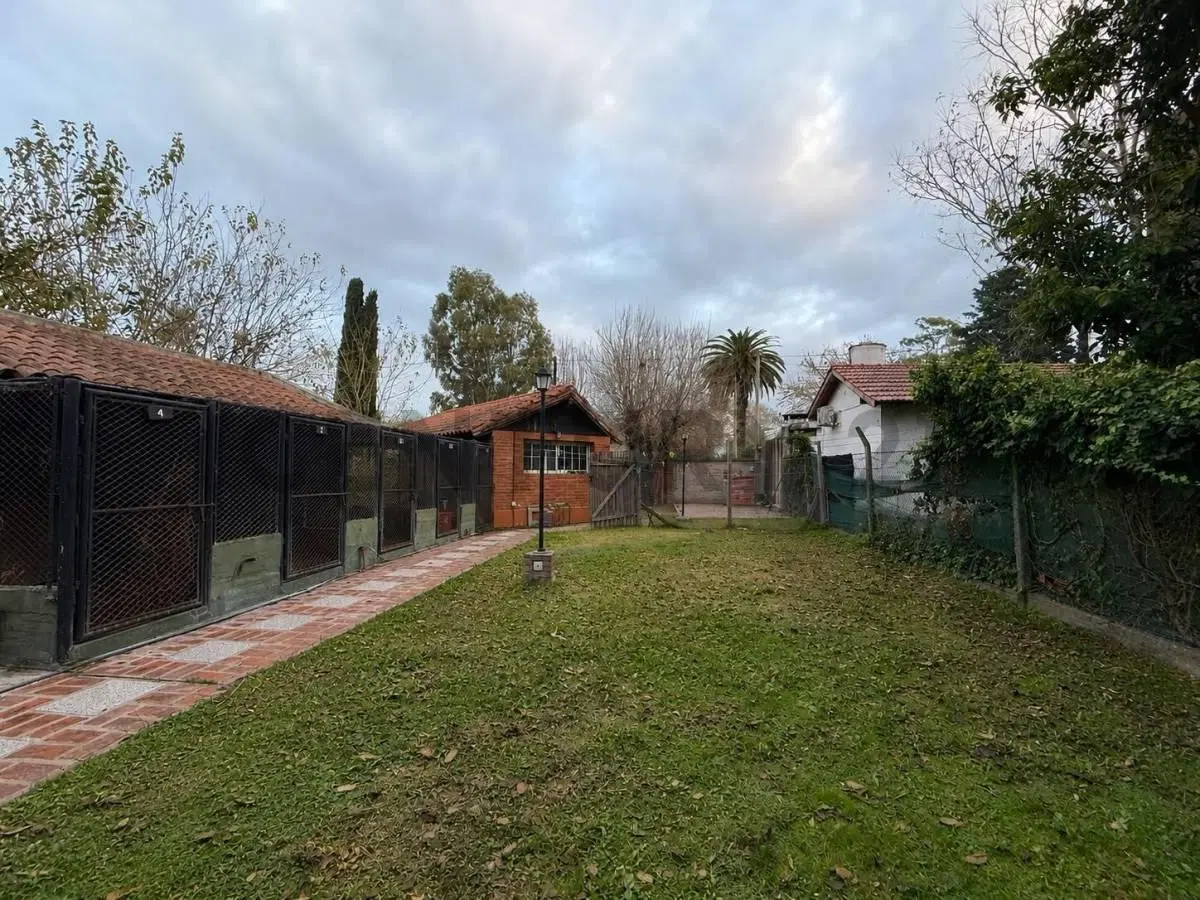 CASA EN VENTA CON 16 CANILES EN CITY BELL 3
