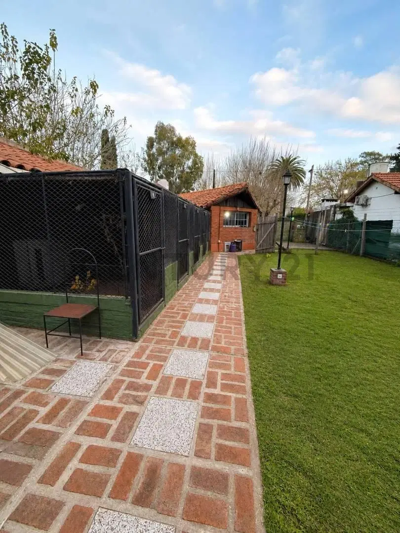 CASA EN VENTA CON 16 CANILES EN CITY BELL 8