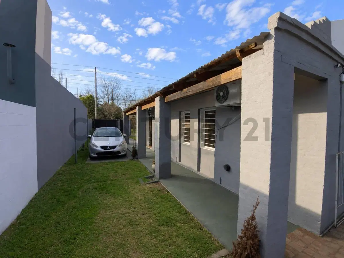Casas en venta en City Bell, 2 dormitorios con pileta y quincho 3