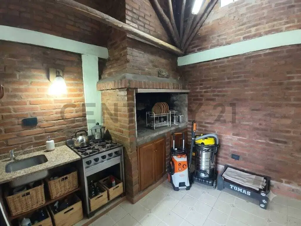 Casas en venta en City Bell, 2 dormitorios con pileta y quincho 4