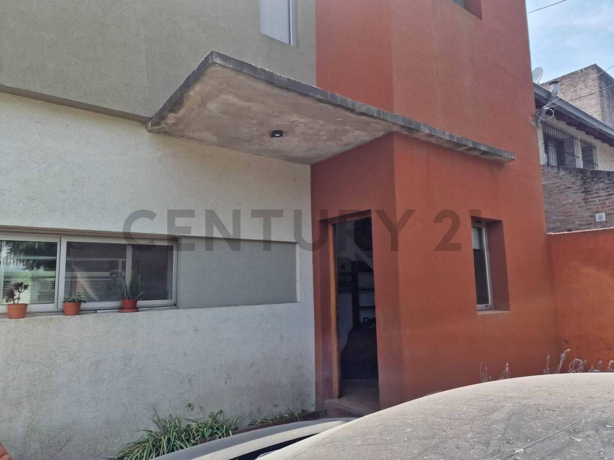 Foto de CASA TIPO DÚPLEX EN VENTA EN GONNET, imagen 1