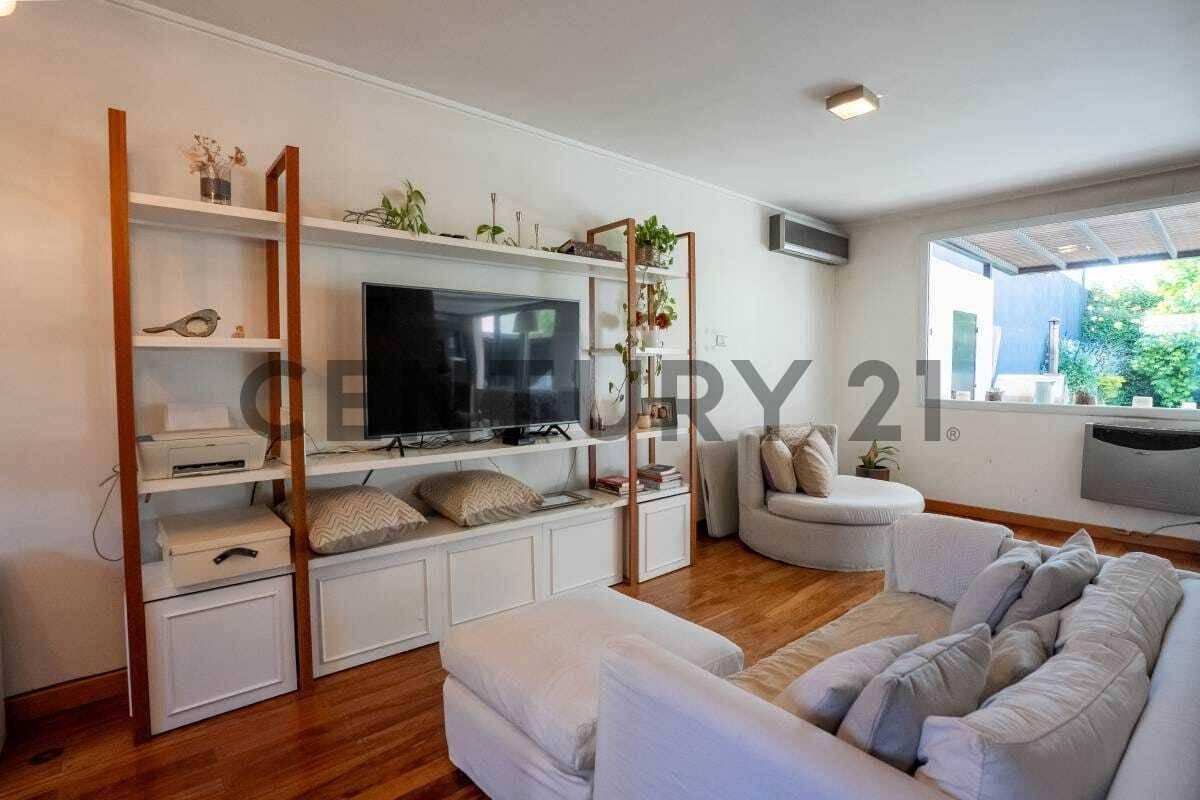Foto de Casa de Categoría en Venta en City Bell con Parque, Pileta y Parrilla, imagen 1