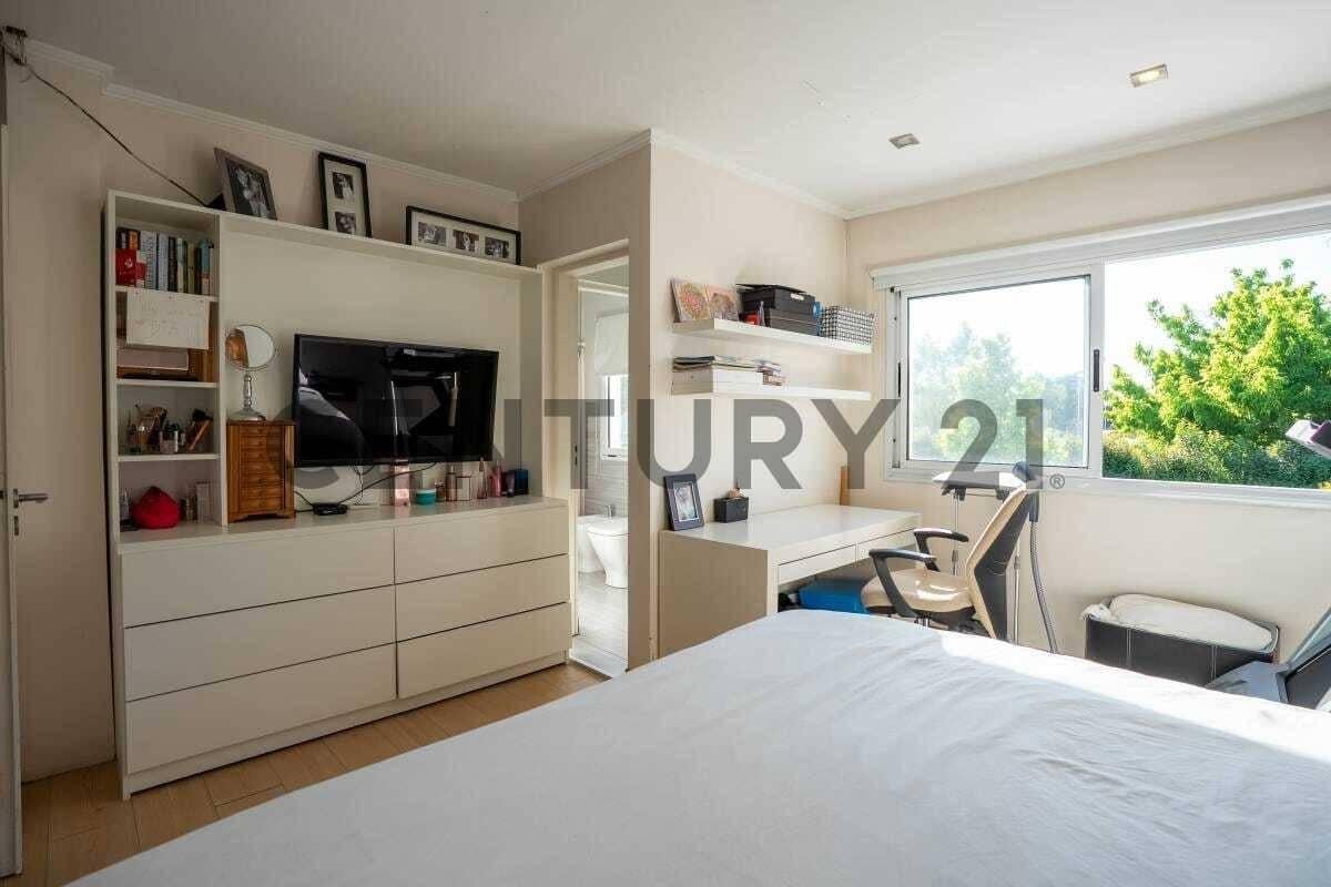 Foto de Casa de Categoría en Venta en City Bell con Parque, Pileta y Parrilla, imagen 4