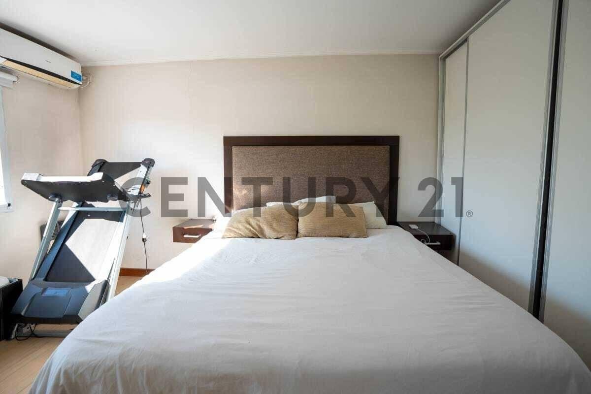 Foto de Casa de Categoría en Venta en City Bell con Parque, Pileta y Parrilla, imagen 5