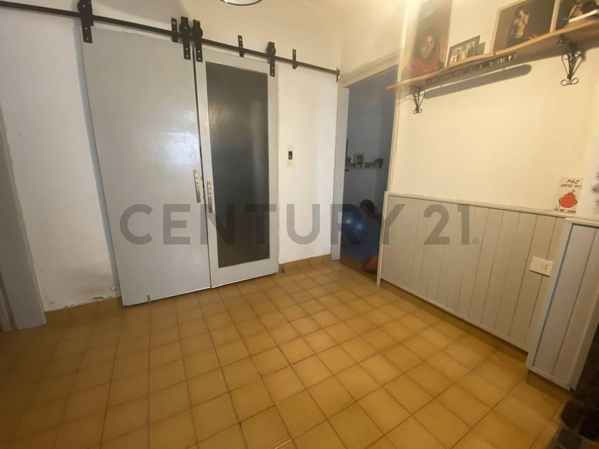 Foto de Casa de pasillo en venta en La Plata 2 dormitorios + monoambiente con, imagen 1