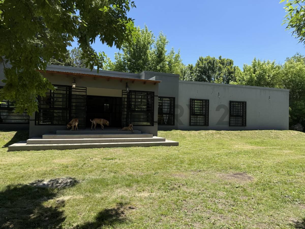 Foto de Casa en Estancia chica. 1,6 hectáreas, pileta, parque y quincho, imagen 1