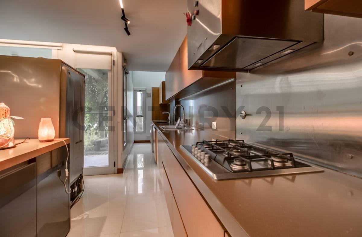 Foto de CASA EN VENTA EN LA PLATA - 3/4 DORMITORIOS, ESCRITORIO QUINCHO Y PILETA, imagen 1