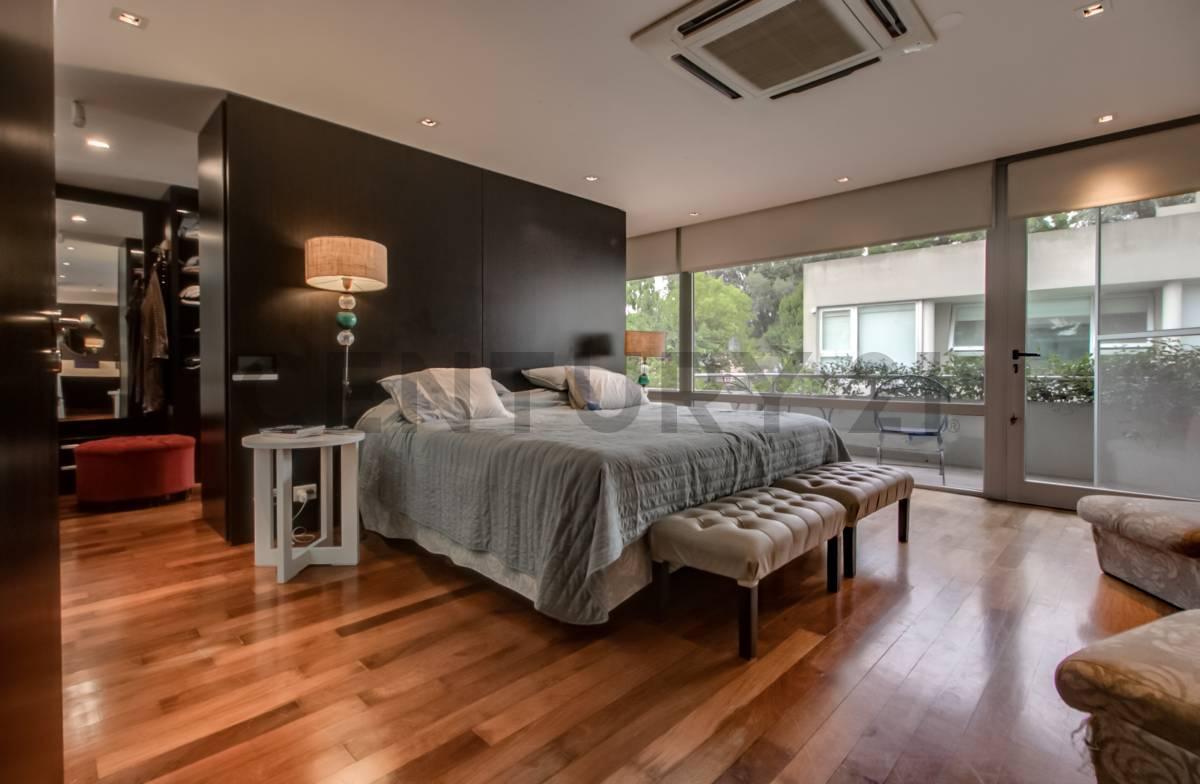 Foto de CASA EN VENTA EN LA PLATA - 3/4 DORMITORIOS, ESCRITORIO QUINCHO Y PILETA, imagen 3