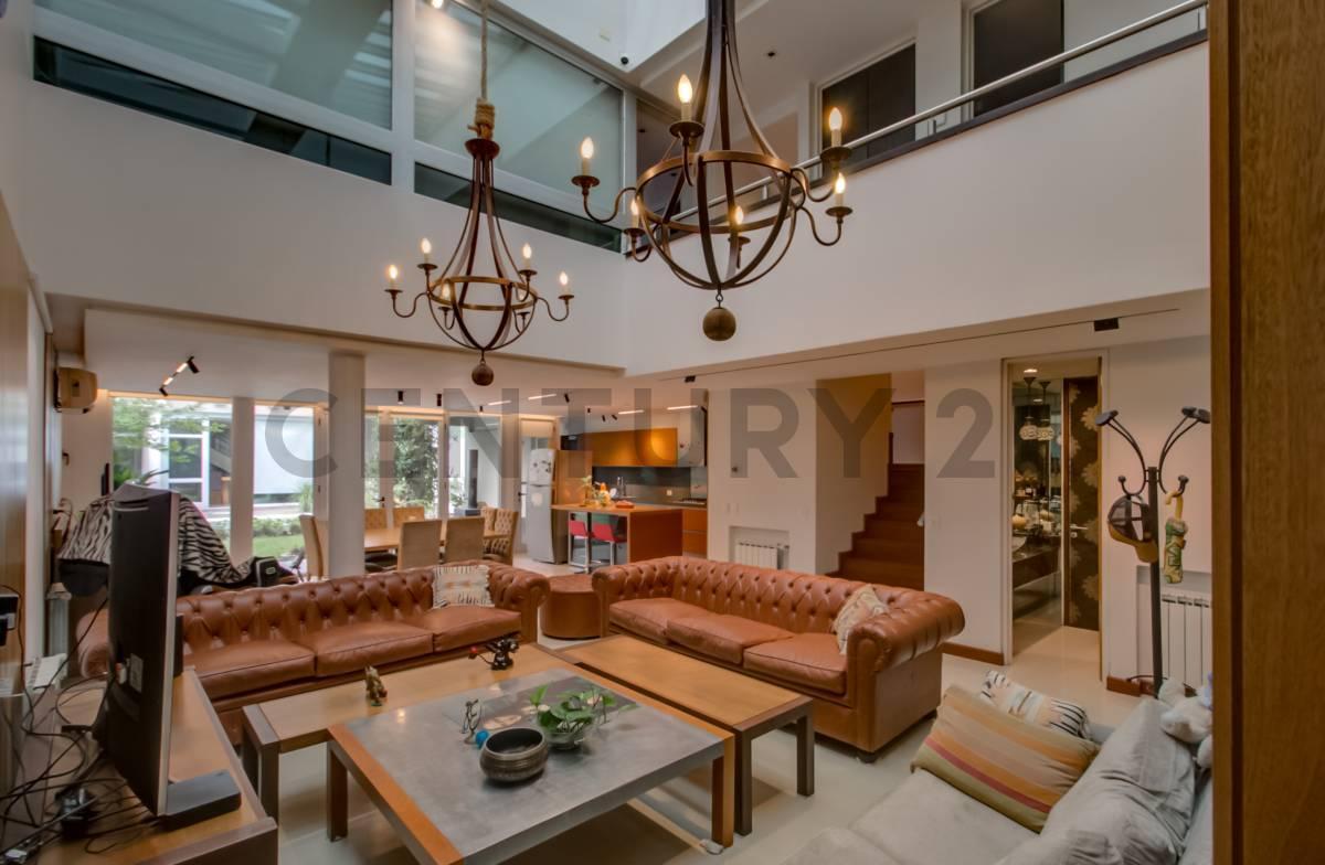 Foto de CASA EN VENTA EN LA PLATA - 3/4 DORMITORIOS, ESCRITORIO QUINCHO Y PILETA, imagen 2