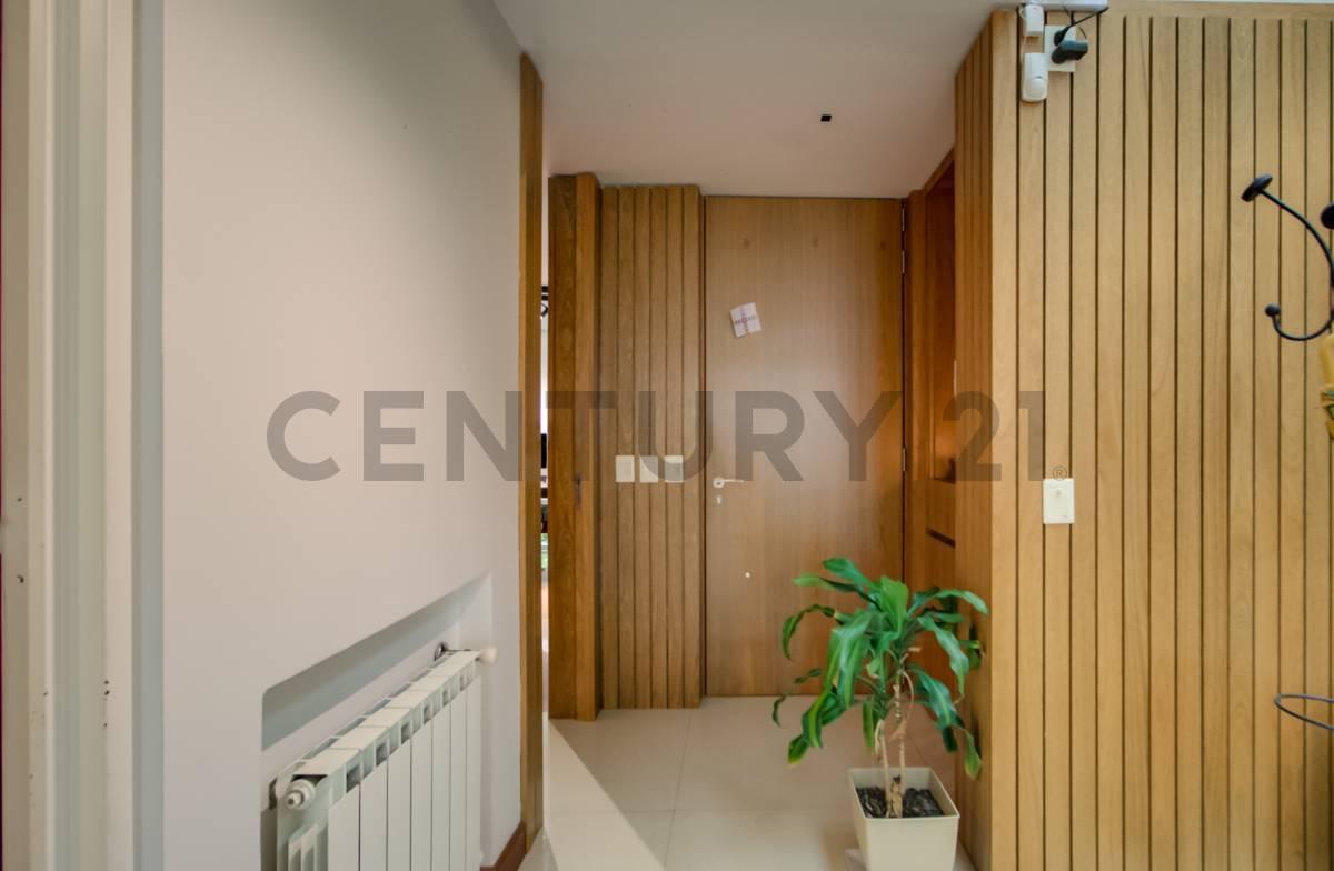 Foto de CASA EN VENTA EN LA PLATA - 3/4 DORMITORIOS, ESCRITORIO QUINCHO Y PILETA, imagen 4