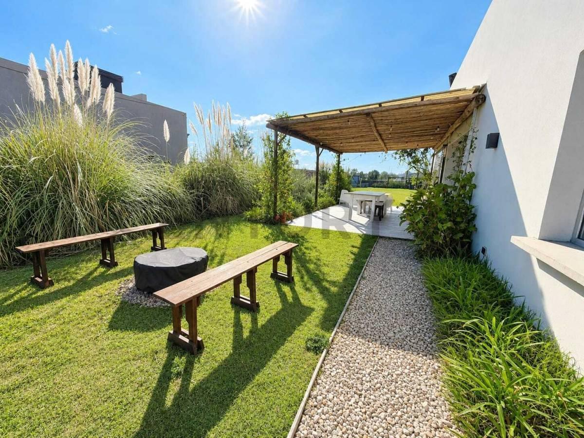 Foto de Casas en venta en La Plata, 3 dormitorios con pileta, barrio, imagen 4