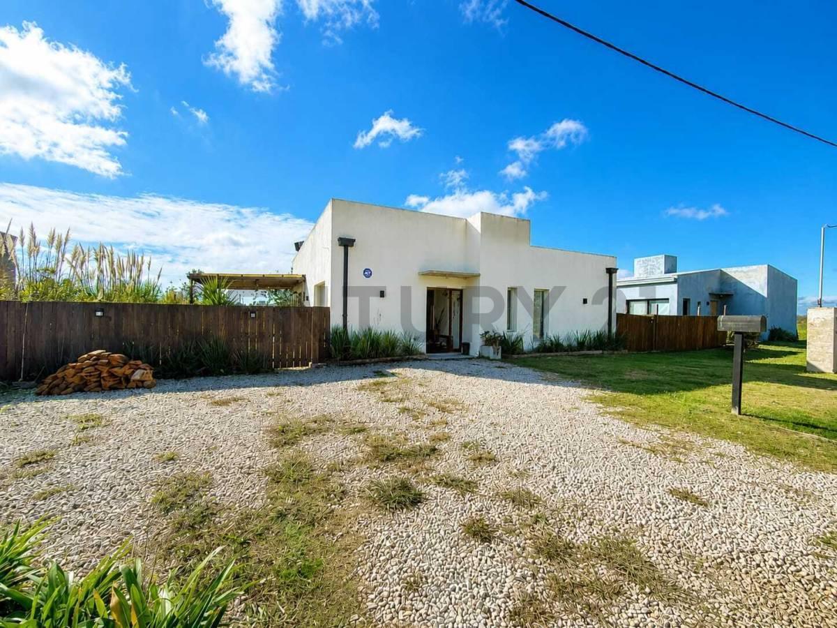 Foto de Casas en venta en La Plata, 3 dormitorios con pileta, barrio, imagen 2