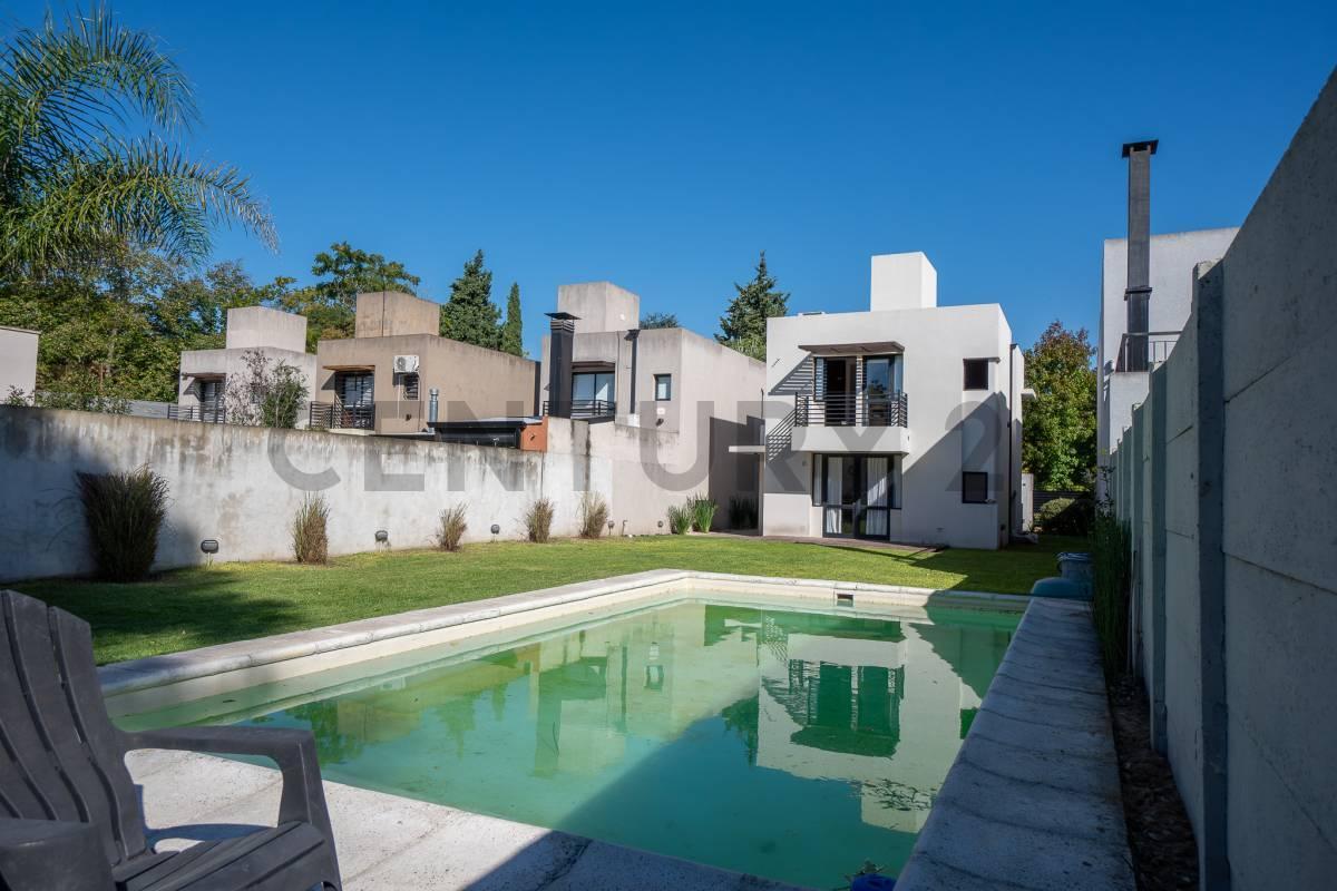 Foto de Casas en venta en City bell, 3 dormitorios con pileta, imagen 2