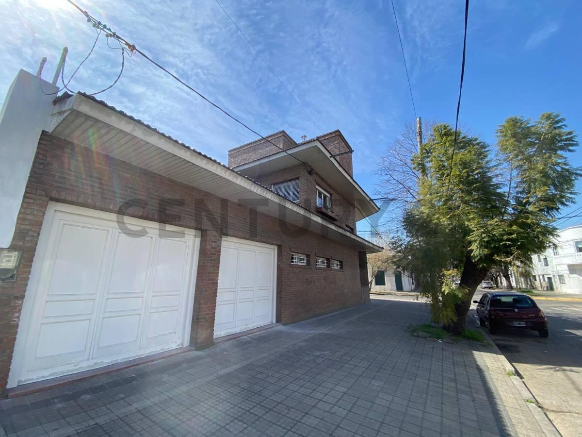 Foto de Casas en venta en La Plata, 4 dormitorios con pileta, imagen 1