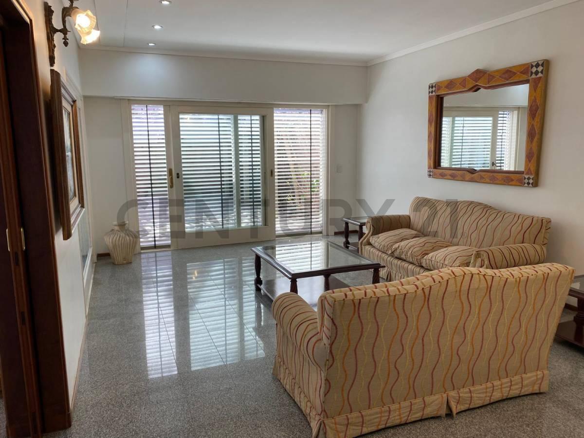 Foto de Casas en venta en La Plata, 4 dormitorios con pileta, imagen 2