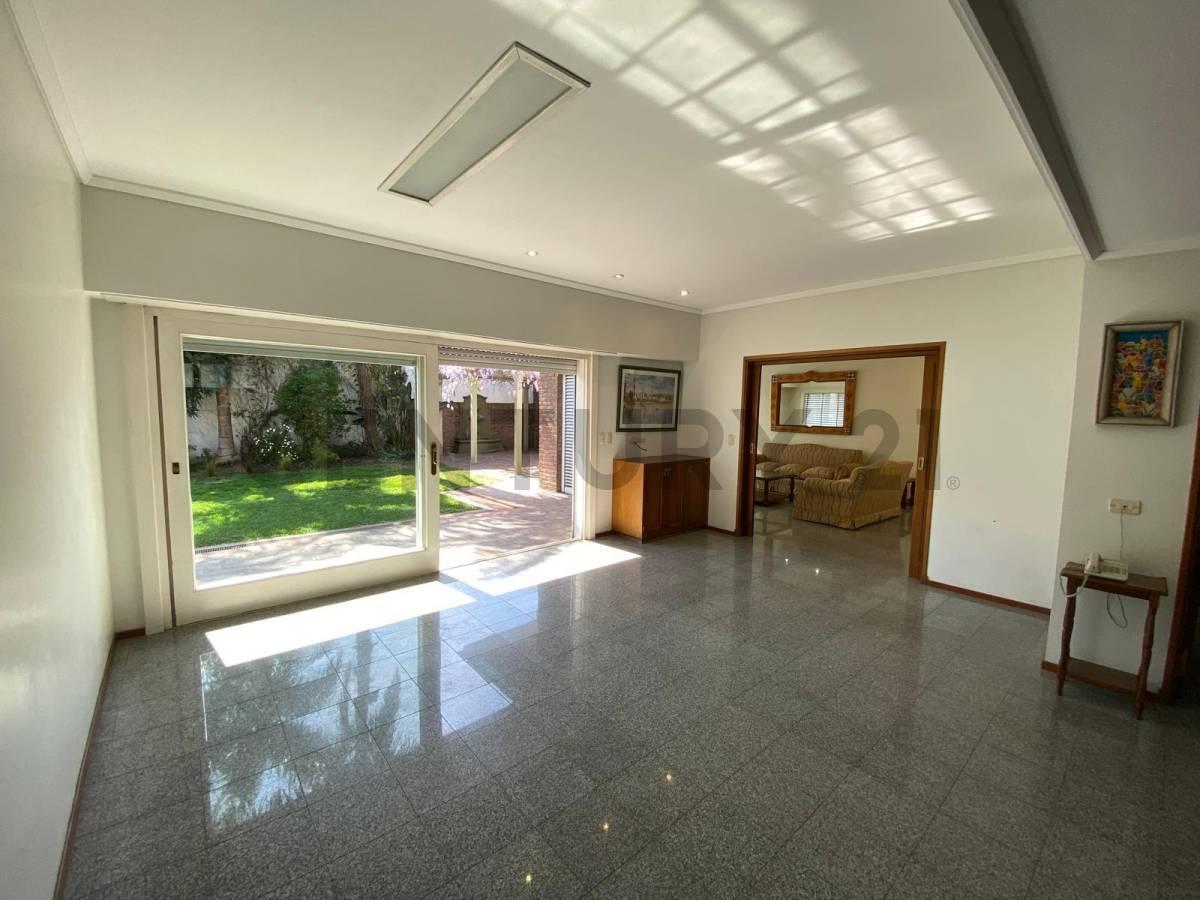Foto de Casas en venta en La Plata, 4 dormitorios con pileta, imagen 4