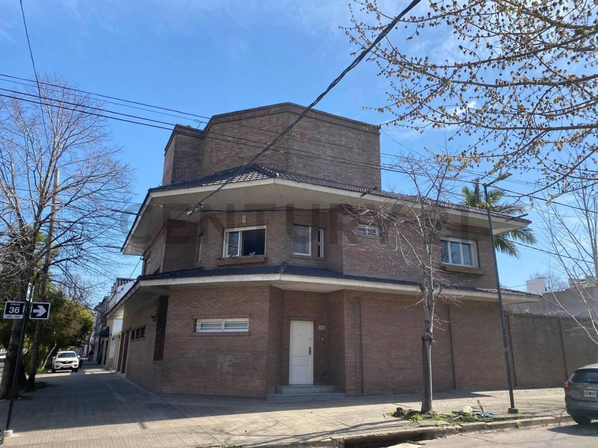 Foto de Casas en venta en La Plata, 4 dormitorios con pileta, imagen 3
